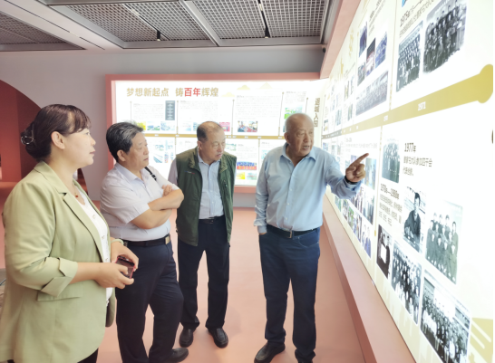 協(xié)會執(zhí)行會長林永亮一行到赤峰東黎羊絨集團調研